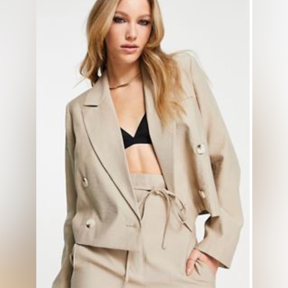 Cropped blazer in beige